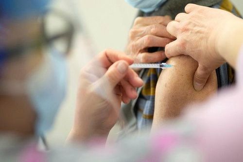 Vì sao nên tiêm phòng vaccine zona thần kinh?
