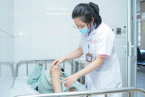 Nam thanh niên 'rước họa' vì rắc bột kháng sinh lên vết thương