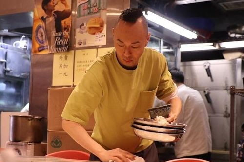 Diễn viên Đới Diệu Minh làm nhân viên rửa bát