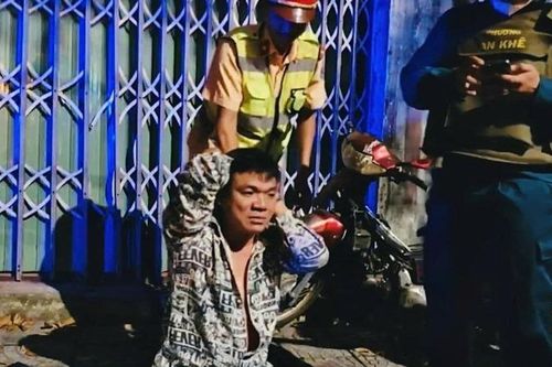Tạm giữ hình sự một đối tượng dùng dao tấn công lực lượng chức năng