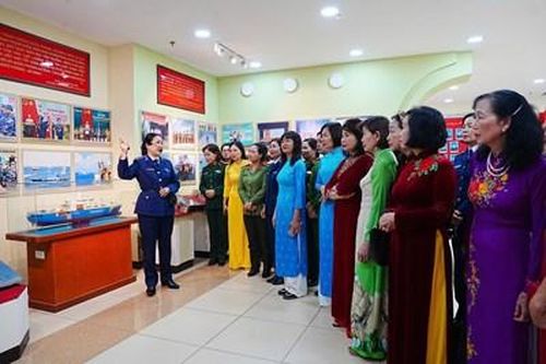 Phụ nữ Cảnh sát biển giao lưu với phụ nữ quận Hà Đông