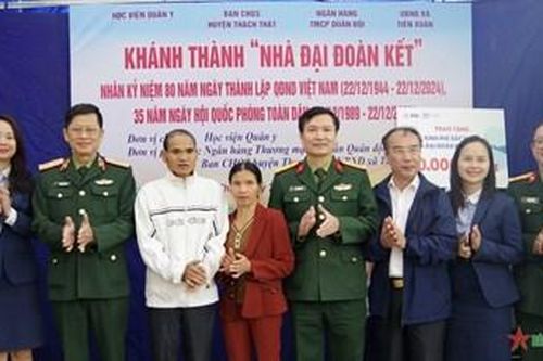 Học viện Quân y trao nhà 'Đại đoàn kết' tặng gia đình có hoàn cảnh khó khăn của huyện Thạch Thất