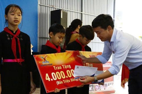 Báo Sài Gòn Giải Phóng và Tập đoàn GrowMax trao học bổng cho học sinh huyện Lâm Bình, tỉnh Tuyên Quang