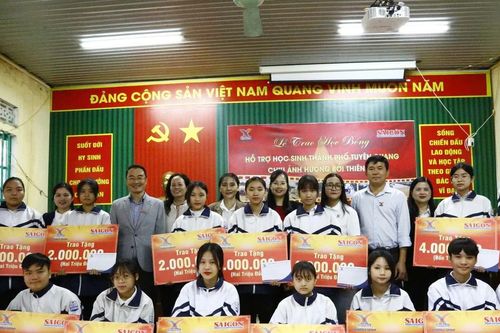 Báo Sài Gòn Giải Phóng và Tập đoàn GrowMax trao học bổng cho học sinh TP Tuyên Quang, tỉnh Tuyên Quang