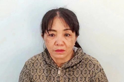 Bắt khẩn cấp 'mẹ nuôi' tạt nước sôi vào bé gái 12 tuổi