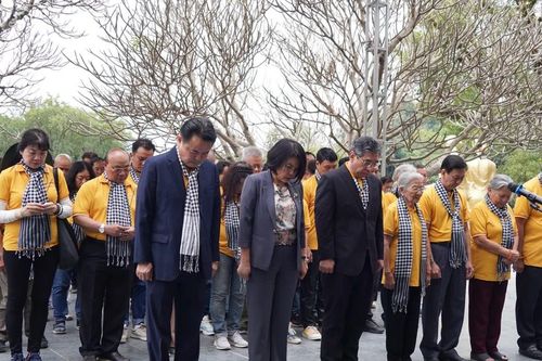 Đoàn đại biểu TPHCM dâng hoa, dâng hương tưởng niệm các Anh hùng liệt sĩ hy sinh trên chiến trường Điện Biên Phủ
