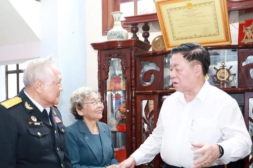 Trưởng Ban Tuyên giáo Trung ương thăm, tặng quà các nhân chứng Tàu Không số