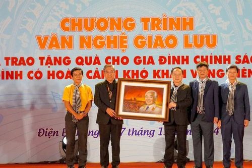 Văn nghệ sĩ TPHCM giao lưu, tặng quà người dân tỉnh Điện Biên
