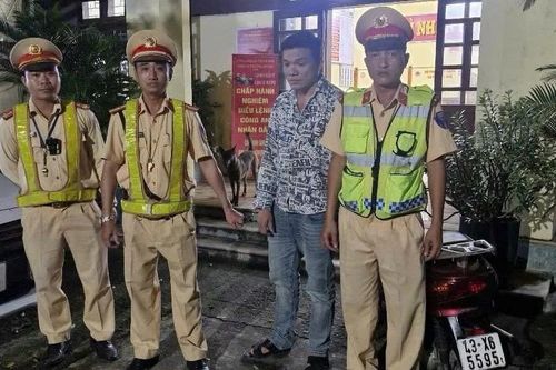 Tạm giữ hình sự nam thanh niên cầm dao tấn công công an