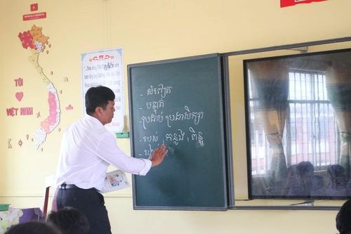Tập trung nguồn lực dạy học tiếng dân tộc