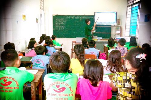 Thầy giáo quân hàm xanh với học trò nghèo trong khu công nghiệp