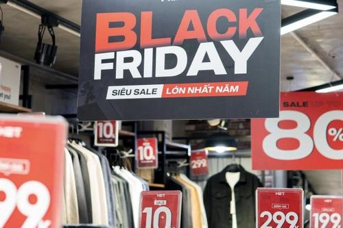 Cửa hàng giảm giá mạnh dịp Black Friday, người dân đổ xô săn sale sớm