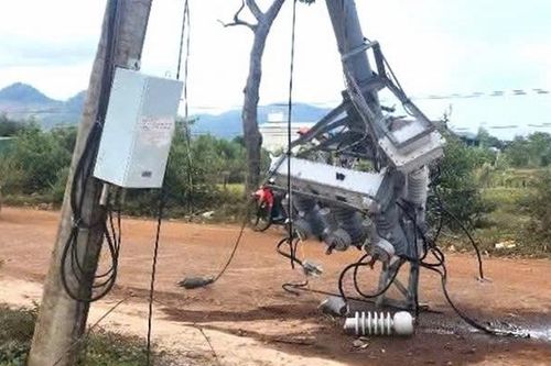 Gia Lai: Một trụ điện bất ngờ gãy ngang, đổ xuống đường