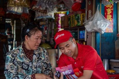 Những cống hiến của Metfone ở Campuchia và tấm Huân chương ở cột mốc 15 năm