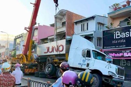 Xe container lật đè xe chở rác, giao thông ùn ứ nhiều giờ