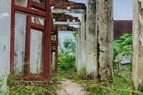 Hà Tĩnh: Cơ sở y tế bị bỏ hoang gần 10 năm, cỏ mọc um tùm