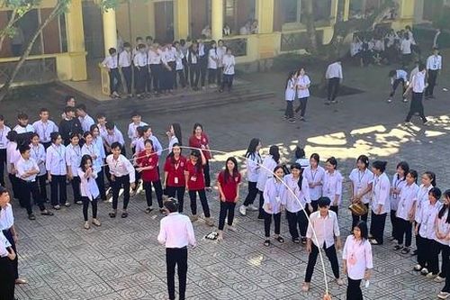 Nói không với điện thoại, học sinh Nghệ An trở về tuổi thơ với nhảy dây, đá cầu