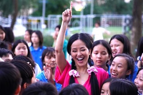 Học sinh trường Hy Vọng cùng diva Hồng Nhung hòa giọng 'Đưa cơm cho mẹ đi cày'