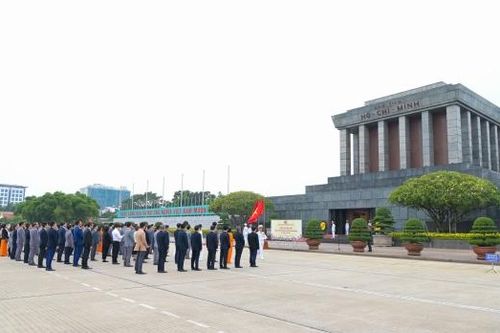 Đảng ủy PVEP báo công dâng Bác và kết nạp đảng viên mới