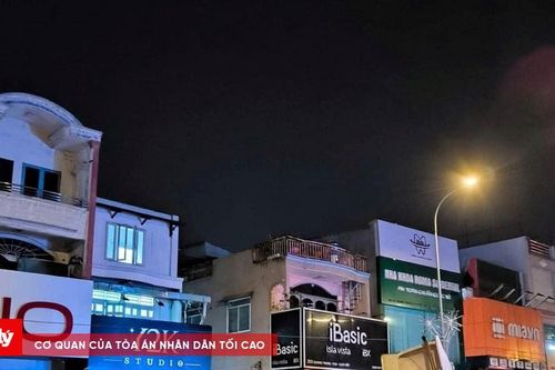 Container lật lúc rạng sáng, giao thông ùn ứ