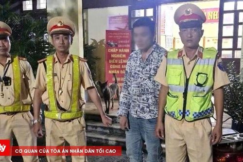 Người đàn ông vác dao chém Cảnh sát giao thông