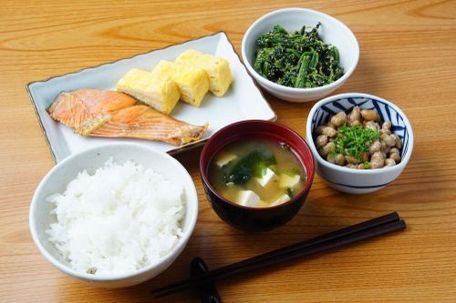 Người Nhật ăn cơm đều đặn nhưng không béo: 5 thói quen cần học tập
