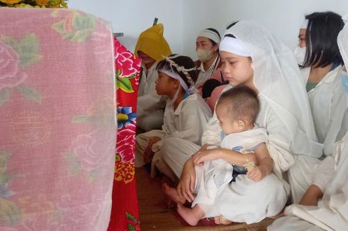 Mẹ tử vong sau tai nạn, con thơ 1 tuổi khóc ngặt đòi sữa