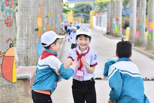Trường học xây dựng văn hóa học đường qua những hàng cây 'biết nói'