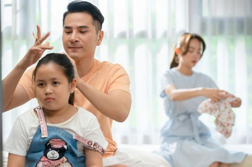 Phim 'Mẹ ác ma, cha thiên sứ': Tất Thắng quay cuồng tìm trường học cho con