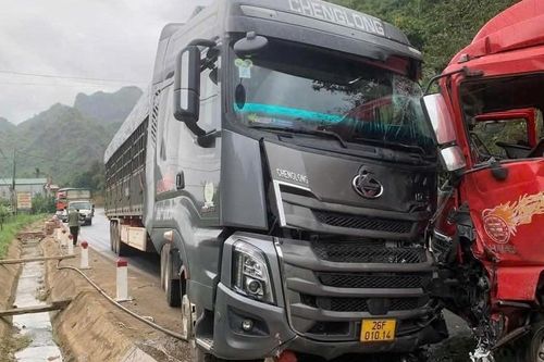 Xe container đấu đầu xe tải trên QL6, 2 người bị thương