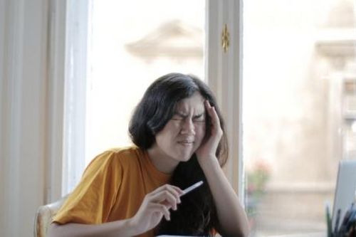 Đau đầu giật từng cơn, đi khám bác sĩ nhắc thói quen hầu hết dân văn phòng mắc