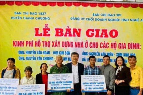 Đảng ủy Khối Doanh nghiệp tỉnh Nghệ An bàn giao nhà tình nghĩa cho hộ nghèo ở huyện Thanh Chương