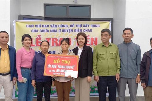 Bàn giao 150 triệu đồng hỗ trợ xây nhà Đại đoàn kết ở huyện Diễn Châu