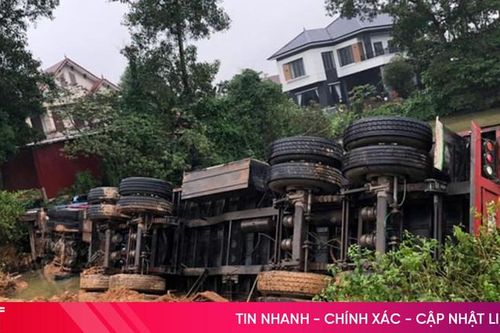 Xe đầu kéo lật nghiêng, nhiều tấn phân bón rơi xuống hồ nước