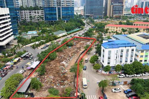 Bãi rác tự phát khổng lồ 'mọc' giữa khu đô thị ở Hà Nội