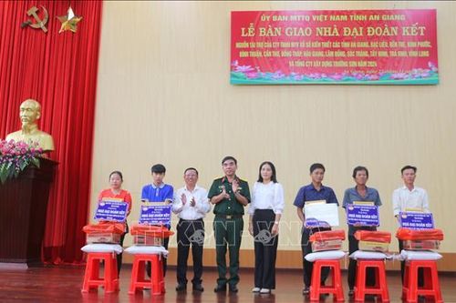 Bàn giao 145 căn nhà Đại đoàn kết cho hộ nghèo tại An Giang