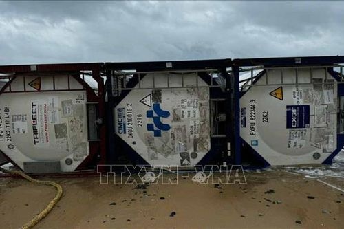 Sớm xử lý, làm rõ nguồn gốc 3 bồn nhôm nghi chứa hóa chất trôi dạt trên biển Quảng Ngãi