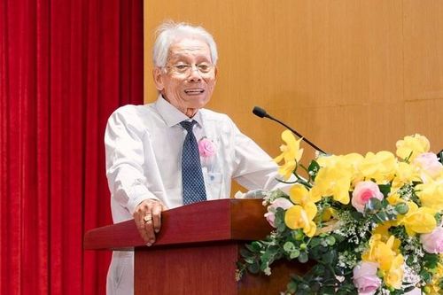 Bản tin 27/11: Chân dung PGS 89 tuổi dành 2 tỷ đồng tặng sinh viên nghèo
