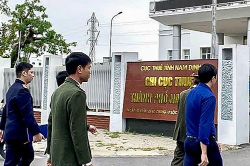 Bắt tạm giam 2 cán bộ ngành thuế 'bảo kê' đường dây mua bán hóa đơn hàng trăm tỷ đồng