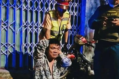 Bắt nam thanh niên cầm dao đuổi chém CSGT