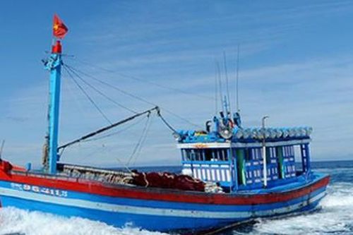 Quảng Bình: Tìm kiếm tàu cá cùng 2 ngư dân mất tích trên biển
