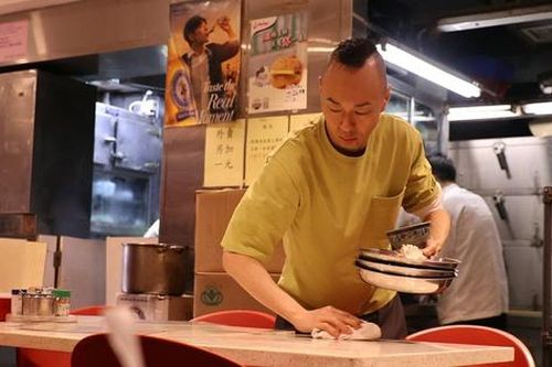 Tài tử 'Ỷ thiên đồ long ký' làm phụ việc tại quán ăn