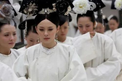 Sau khi Hoàng đế băng hà, tân Hoàng lên ngôi sẽ đối phó với ba ngàn 'bà mẹ nhỏ' trong hậu cung như thế nào? Có phương pháp không chấp nhận được