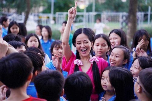Ca sỹ Hồng Nhung kết nối yêu thương tại trường Hy Vọng
