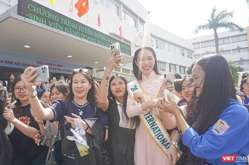 Hoa hậu Quốc tế Thanh Thủy giao lưu với ĐH Ngoại ngữ Đà Nẵng
