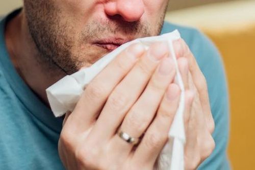 Hắt xì mãi không khỏi, người đàn ông đi khám bệnh thì phát hiện sự thật khó tin sau 20 năm
