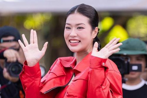 Clip Hoa hậu Thiên Ân suýt vồ ếch thu hút hơn nửa triệu người theo dõi