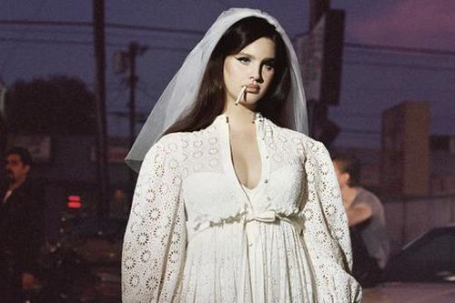 Lana Del Rey công bố album mới sau khi lấy chồng, fan phàn nàn vì một thói quen khó bỏ