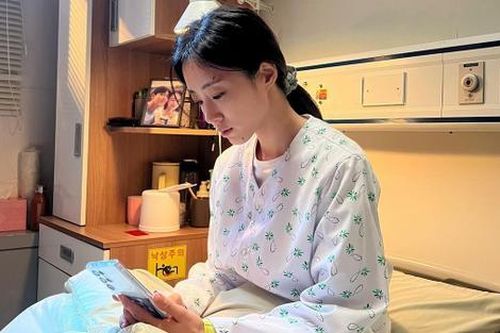 Nhận tin mẹ qua đời, nữ ca sĩ tức tốc rời Việt Nam để về quê