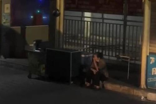 Người mẹ ngồi khóc ở bến xe lúc rạng sáng, biết lí do ai cũng xót xa